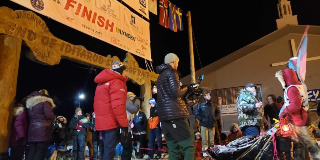 Listen to finish line coverage of the top 25 Iditarod 2022 mushers and their dogs in Nome | KNOM Radio Mission