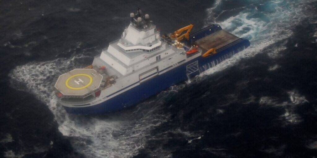 The Aiviq 116 miles southwest of Kodiak City, Alaska. U.S. Coast Guard photo by Petty Officer 2nd Class Chris Usher/Released.