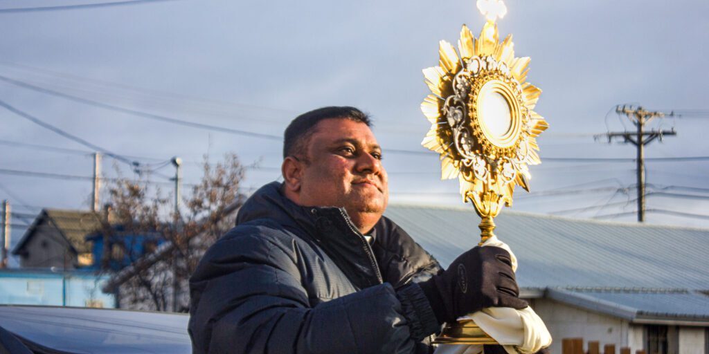 Eucharistic Procession in Nome Draws Crowd | KNOM Radio Mission